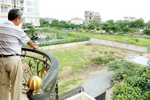 Khu đất 5.000m2 phân lô hộ lẻ nằm sát dự án khu biệt thự số 200 Nguyễn Văn Hưởng, phường Thảo Điền, quận 2 bị “giam lỏng”, không có lối ra. Ảnh: THANH VY Khu đất 5.000m2 phân lô hộ lẻ nằm sát dự án khu biệt thự số 200 Nguyễn Văn Hưởng, phường Thảo Điền, quận 2 bị “giam lỏng”, không có lối ra. Ảnh: THANH VY