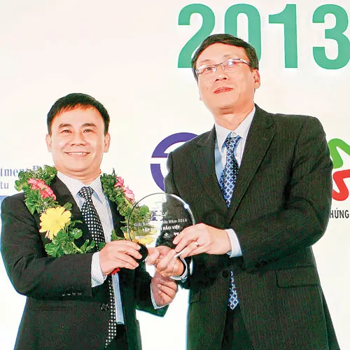 Ông Vũ Bằng, Chủ tịch UBCKNN trao giải đặc biệt Báo cáo thường niên cho ông Trần Trọng Phúc, Tổng giám đốc Tập đoàn Bảo Việt.
