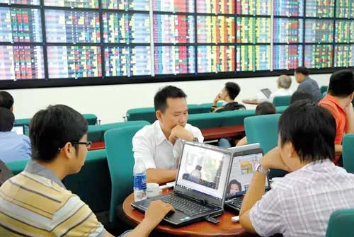 Một số CP thanh khoản thấp nhưng vẫn thu hút NĐT nhờ chất lượng. Ảnh: CAO THĂNG Một số CP thanh khoản thấp nhưng vẫn thu hút NĐT nhờ chất lượng. Ảnh: CAO THĂNG