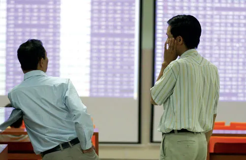 Nhà đầu tư theo dõi giá cổ phiếu tại một sàn chứng khoán. Ảnh: LÃ ANH