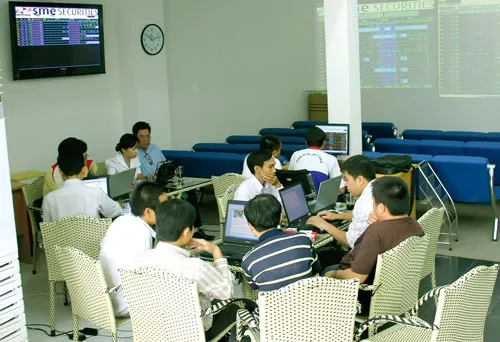 Giao dịch tại CTCK SME. Ảnh: KIM NGÂN Giao dịch tại CTCK SME. Ảnh: KIM NGÂN