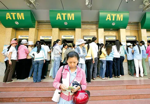 Đa phần người dân sử dụng thẻ ATM ở nước ta chủ yếu để rút tiền mặt rồi thanh toán thay vì thanh toán qua máy POS. Ảnh: LÃ ANH