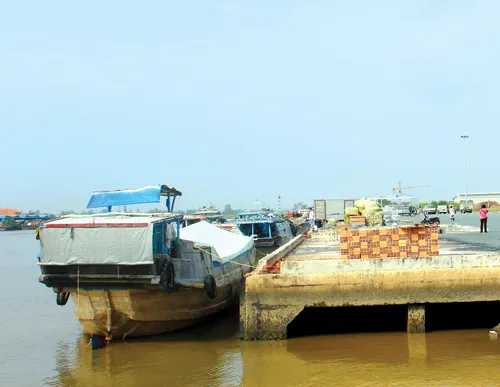 Từ khi đi vào hoạt động, cảng Phú Định đã không thể khai thác đúng công suất, hàng ngày chỉ có vài ba ghe thuyền nhỏ cập cảng. Ảnh: THANH VY