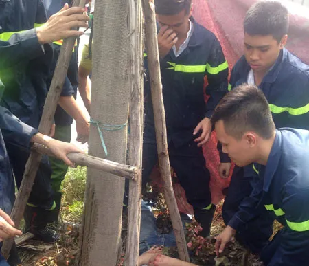 Cảnh sát PCCC quận Đống Đa cứu người bị tai nạn giao thông.