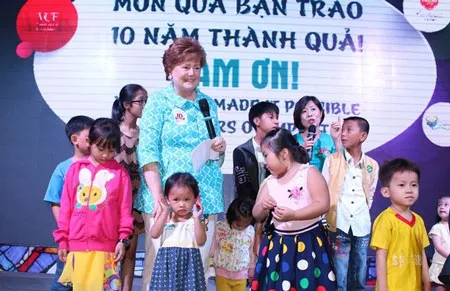 Bà Robin Austin, đại diện của VCF cùng các em nhỏ được hỗ trợ phẫu thuật tim.