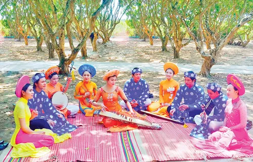 Biểu diễn đờn ca tài tử tại khu du lịch vườn nhãn Bạc Liêu.