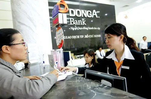 Khách hàng giao dịch tại DongABank. Ảnh: LÃ ANH