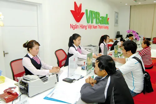 Khách hàng làm thủ tục vay vốn tại VPBank. Ảnh: LONG THANH