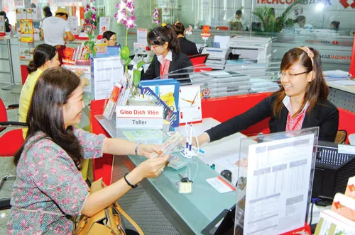 Khách hàng vay tiêu dùng tại Techcombank. Ảnh: LONG THANH