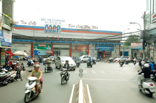 Siêu thị Coop Mart Cống Quỳnh nằm ngay giao cắt chữ T nên rất dễ gây kẹt xe giờ cao điểm. Ảnh: LONG THANH