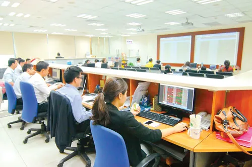 NĐT nhỏ lẻ thường đón sóng đầu tư từ các quỹ ETF. Ảnh: LONG THANH NĐT nhỏ lẻ thường đón sóng đầu tư từ các quỹ ETF. Ảnh: LONG THANH