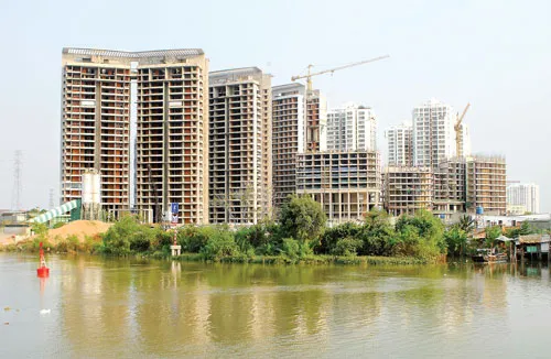 Khi thiếu vốn, nhiều khách hàng ngưng đóng tiền, chủ đầu tư đành cho dự án "đóng băng". Ảnh: LONG THANH Khi thiếu vốn, nhiều khách hàng ngưng đóng tiền, chủ đầu tư đành cho dự án "đóng băng". Ảnh: LONG THANH