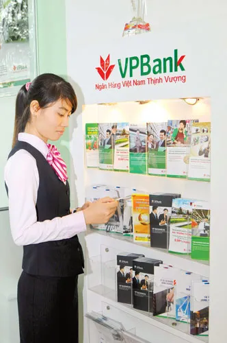 Khách hàng chọn gói vay vốn tại VPBank. Ảnh: LONG THANH Khách hàng chọn gói vay vốn tại VPBank. Ảnh: LONG THANH
