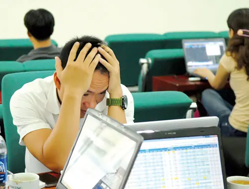 NĐT đang bị "thử thách" trước những BCTC soát xét bán niên của các doanh nghiệp niêm yết. Ảnh: CAO THĂNG NĐT đang bị "thử thách" trước những BCTC soát xét bán niên của các doanh nghiệp niêm yết. Ảnh: CAO THĂNG