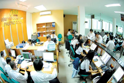 NĐT giao dịch tại ORS. Ảnh: CAO THĂNG