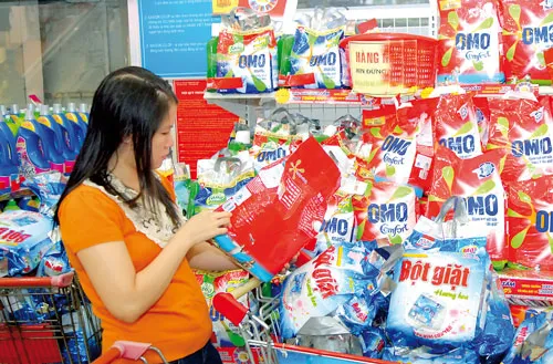 Nhãn hiệu Omo của Unilever chiếm tới hơn 65% thị phần. Ảnh: CAO THĂNG Nhãn hiệu Omo của Unilever chiếm tới hơn 65% thị phần. Ảnh: CAO THĂNG