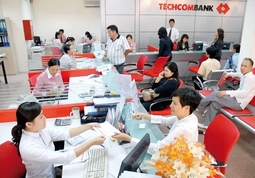 Khách hàng giao dịch tại Techcombank. Ảnh: CAO THĂNG