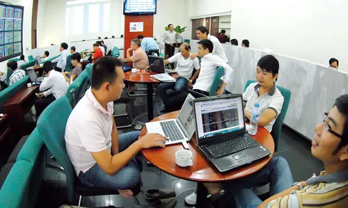 NĐT đã phấn khởi trở lại sau những phiên giao dịch tuần đầu tiên của năm mới. Ảnh: C.THĂNG