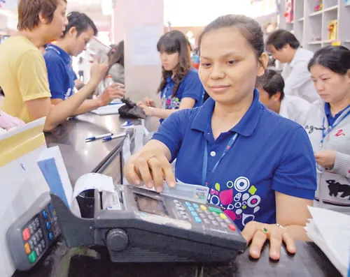 Mua hàng thanh toán bằng thẻ tại Co.opmart. Ảnh: CAO THĂNG