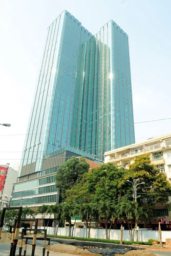 Times Square mang luồng gió mới với phong cách sống hiện đại, hoàn hảo theo chuẩn quốc tế tại khu vực trung tâm, sầm uất của TPHCM trục đường: Nguyễn Huệ-Đồng Khởi (trong ảnh: Dự án Times Square đang hoàn thiện những khâu cuối cùng). Ảnh: C.THĂNG