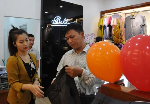 Những khách hàng đầu tiên trong ngày khai trương.