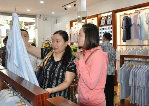 Khách hàng chọn mua sản phẩm thời trang của Belluni.