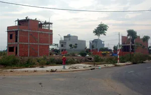 Khu đô thị Nam cầu Nguyễn Tri Phương người dân xây nhà ngay sau khi mua đất. Ảnh: Ng.Hùng