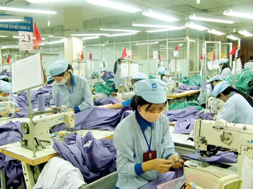 Nguồn nguyên phụ liệu không ổn định làm giảm sức cạnh tranh ngành dệt may trong nước. Ảnh: GIA HÙNG