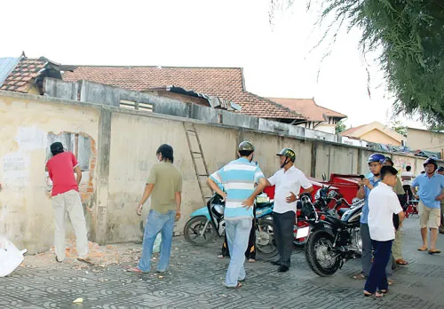 Gia đình ông Tính đục bức tường chắn lô đất 18 do bức xúc sau 22 năm chưa được bồi thường. Ảnh: MINH TUẤN