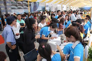 Đông đảo khách hàng đăng kỳ giữ chỗ trong ngày mở bán dự án.