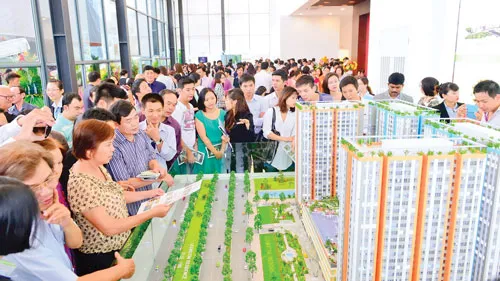 Khách hàng tham quan một dự án chung tư tại quận 2, TPHCM. Ảnh: Đỗ Bình Minh