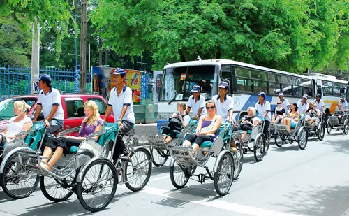 Khách du lịch nước ngoài tham quan TPHCM. Ảnh: C. THĂNG