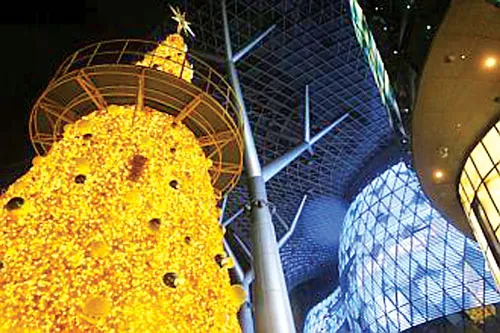 Cây thông Noel trước khu mua sắm Ion trên đường Orchard cao 20m được trang hoàng lộng lẫy.