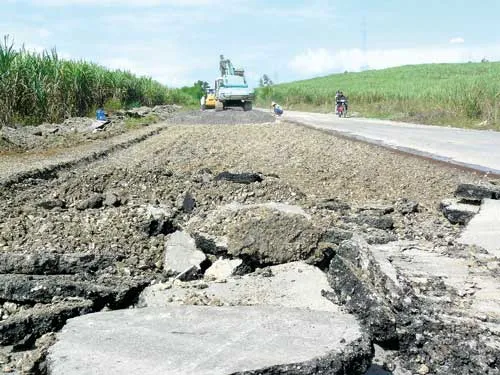 Mặt đường bị hư hỏng nặng, đang được đào lên để sửa chữa. Mặt đường bị hư hỏng nặng, đang được đào lên để sửa chữa.