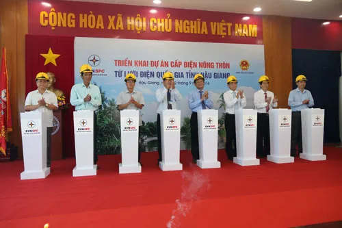 EVN SPC triển khai dự án cấp điện cho nông dân Hậu Giang. EVN SPC triển khai dự án cấp điện cho nông dân Hậu Giang.
