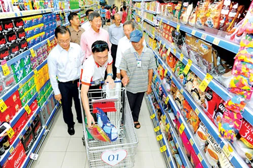 Khi mua hàng tại NTUC Fairprice người dân được tư vấn về chất lượng các loại gạo.