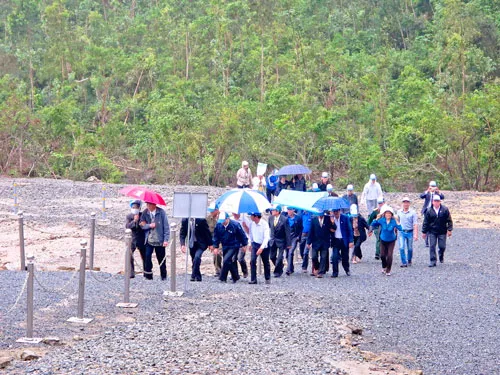 Người khắp mọi miền đất nước, bất chấp đường xa, gió rét đến viếng mộ Đại tướng (ảnh chụp sau cơn bão 14). Ảnh: L.T.T