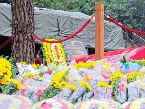 Mộ Đại tướng Võ Nguyên Giáp mỗi ngày tràn ngập hương hoa khách thập phương đến viếng. Ảnh: L.T.T