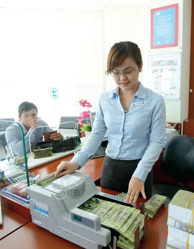 Giảm trần lãi suất huy động cần đi kèm với nhiều giải pháp hỗ trợ để khơi thông dòng vốn tín dụng vào nền kinh tế. Ảnh: LÃ ANH