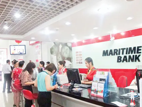 Khách hàng giao dịch tại Maritime Bank. L.THANH