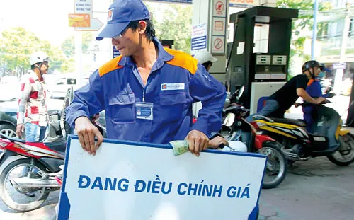 Giá xăng liên tục tăng nhưng thuế nhập khẩu xăng dầu vẫn chưa giảm.