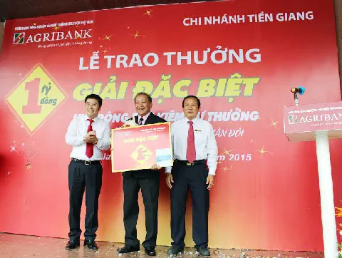 Đại diện Agribank trao giải đặc biệt cho ông Bùi Công Thành.