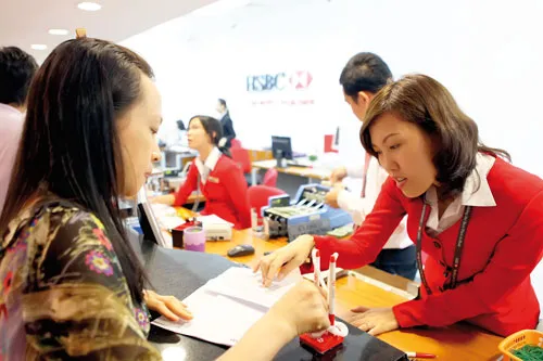 Khách hàng giao dịch tại HSBC. Ảnh: LÃ ANH