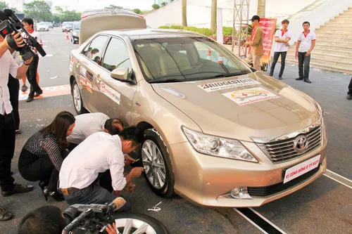 Thực hành kỹ năng tháo lắp lốp ô tô tại hội thảo về lốp ô tô do BVOT tổ chức. Ảnh: T. CA