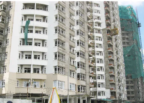 Dự án đang trong giai đọan hoàn thiện. Khách hàng tìm hiểu dự án. Hồ bơi đã được hoàn thiện.