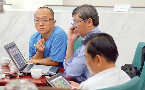 NĐT theo dõi giá CP. Ảnh: LONG THANH NĐT theo dõi giá CP. Ảnh: LONG THANH