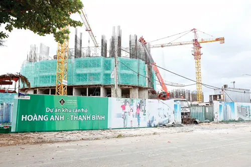 Khu căn hộ Hoàng Anh - Thanh Bình được HAGL giảm giá xuống 18 triệu đồng/m2 (thấp hơn 10-15 triệu đồng so với dự án cùng khu vực), nhưng chủ đầu tư vẫn tuyên bố "không có ai điên mà bán lỗ". Ảnh: LONG THANH