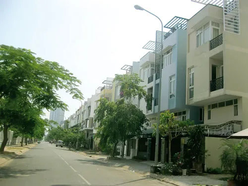 Hàng trăm hộ dân tại KDC Phú Mỹ (quận 7) vẫn “ở trọ” trên những căn nhà tiền tỷ do mình bỏ tiền mua nhưng chưa được cấp giấy. Ảnh: B.MINH