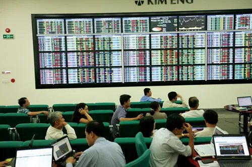 Rất nhiều NĐT đang lo lắng tiền của mình có an toàn không. Ảnh: LÃ ANH