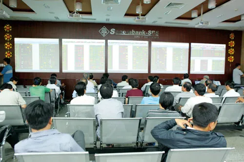 NĐT theo dõi giá cổ phiếu. Ảnh: LÃ ANH